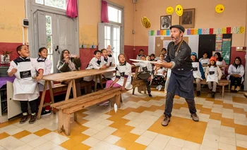 Diego Ruete es cocinero y educador, y recorre las escuelas de todo el país con Educocina.