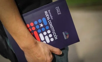 Ejemplar de la nueva Constitución chilena