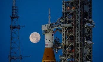 En esta foto de archivo tomada el 15 de junio de 2022, el cohete Artemis I Moon de la NASA se encuentra en el Launch Pad Complex 39B en el Centro Espacial Kennedy, en Cabo Cañaveral, Florida.