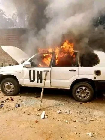 Auto con las letras UN de las Naciones Unidas prendido fuego es lunes en Goma, Congo