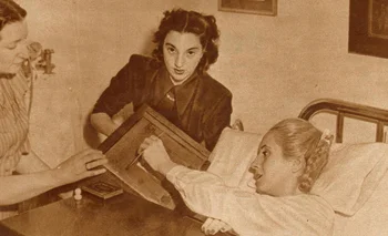 Eva Duarte de Perón votando en el hospital el 11 de noviembre de 1951