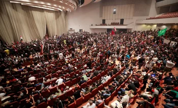 Los partidarios del clérigo Moqtada Sadr se reúnen dentro del parlamento iraquí en la Zona Verde de alta seguridad de la capital, Bagdad.