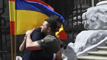Abrazo entre Pedro Sánchez y Volodimir Zelenski en Kiev.
