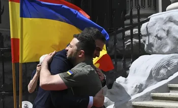 Abrazo entre Pedro Sánchez y Volodimir Zelenski en Kiev.