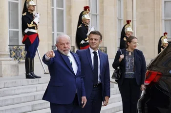Lula da Silva exhortó a la UE desde París a dejar de lado la “arrogancia” y cerrar un acuerdo de libre comercio