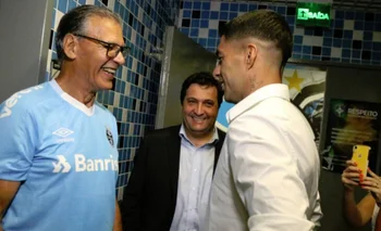 Atilio Ancheta y Luis Suárez, dos grandes de Nacional, que también usaron la camiseta de Gremio