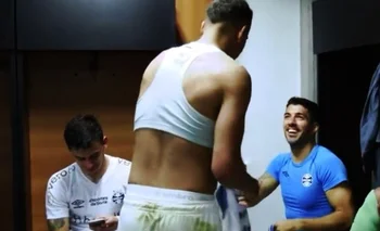 Luis Suárez intercambió su camiseta con un juvenil de Gremio que se la pidió en el vestuario
