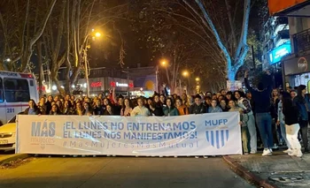 Protesta de las futbolistas frente a la Mutual