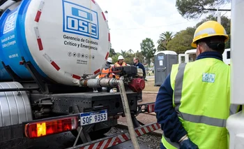 Camión cisterna cargándose con agua de pozo