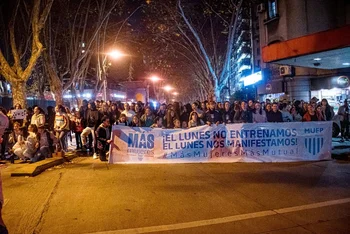 Masiva protesta de las futbolistas uruguayas