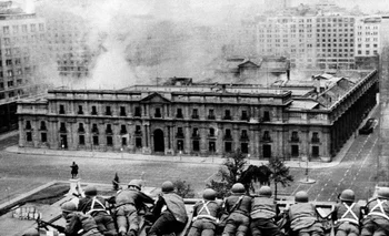 Foto histórica de la toma del Palacio de la Moneda ocurrida el 11 de septiembre de 1973 a manos del dictador Augusto Pinochet.