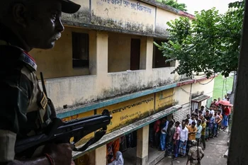 : Los electores de Bengala Occidental votan en un contexto de fuerte tensión para designar a responsables municipales.
