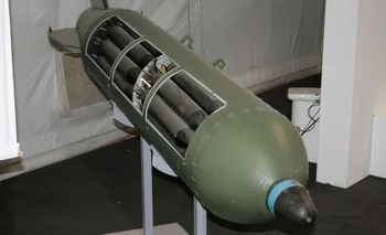 El peligro adicional de estas bombas es que las municiones que no estallan pueden activarse tiempo después al pisarlas