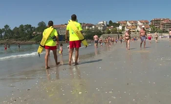 Personal de socorro en playa de España