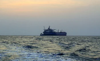 Buque "Nautica" de la ONU, comprado para atracar cerca del  "FSO Safer", que contiene más de un millón de barriles de petróleo