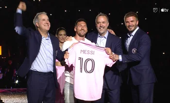 Lionel Messi con la camiseta de su nuevo equipo