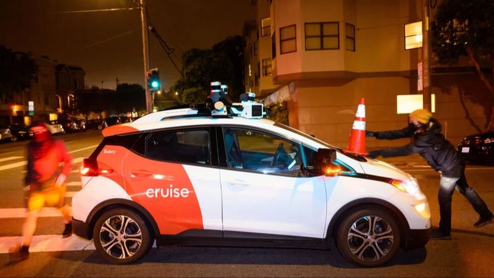 Los activistas se divierten inhabilitando taxis robot por la noche para protestar contra su proliferación.