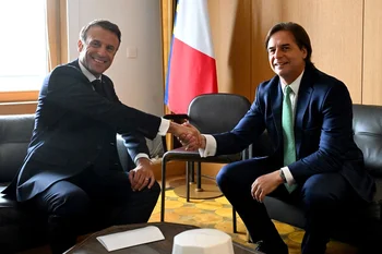 Foto de la reunión entre Emmanuel Macron y Luis Lacalle Pou en julio. (Archivo)
