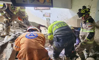 : Rescatistas trabajando en los escombros de viviendas destruidas por el alud en Colombia