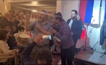 Bergara interpretó una canción de murga junto a la banda Apariencia Delictiva en una cena del Frente Amplio