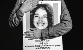 Iliana Da Silva sostiene abraza el rostro de Sanjurjo Casal.