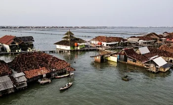 Zona de extensos arrozales y manglares, Timbulsloko se transformó en una red precaria de senderos que conectan a sus habitantes por sobre las aguas del Índico