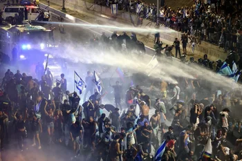 La Policía usó de carros hidrantes para dispersar a los manifestantes. Hay 18 detenidos y 32 heridos