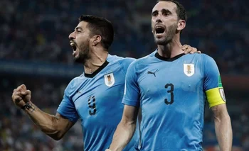 Suárez y Godín celebrando un gol con Uruguay