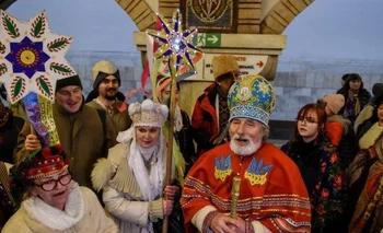  Muchos ucranianos celebraron la Navidad pasada en refugios en medio de continuos ataques rusos.