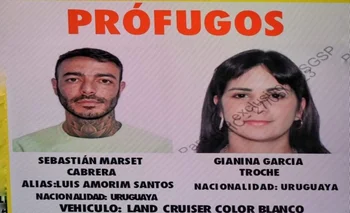 Cartel que muestra los rostros de Sebastián Marset y su esposa Gianina García, prófugos en Bolivia