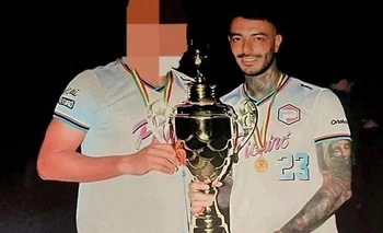 Sebastián Marset con un trofeo de fútbol en Bolivia