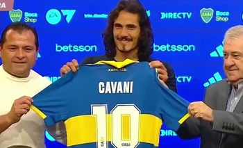 Boca presentando la camiseta de Cavani junto con el delantero uruguayo.