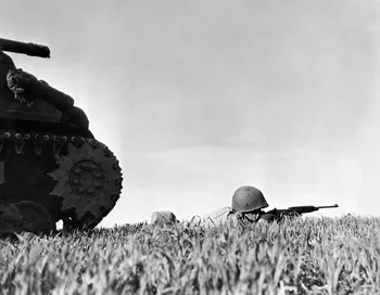 Francia, 1944: Infante estadounidense dispara su carabina M-2 cerca de un tanque Sherman