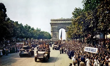 Tropas de la 2ª División Acorazada francesa desfilan por los Campos Elíseos el 26 de agosto de 1944