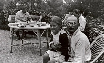 Lavrenti Beria, jefe de la policía secreta soviética, con la hija de Stalin, Svetlana. Al fondo, trabaja Iosif Stalin