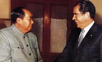 El presidente estadounidense Richard Nixon con Mao Tse Tung en Pekín, en febrero de 1972. Un gigantesco paso de distensión