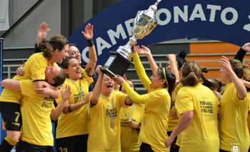 Las jugadoras de Peñarol de fútbol sala, celebran un nuevo título