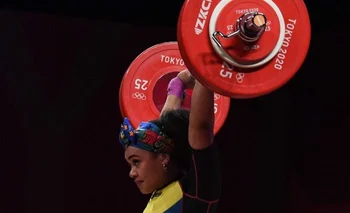Neisi Dajomes ganó el oro en Tokio levantando un total de 263 kg.