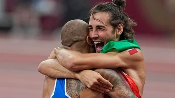 Jacobs y Tamberi celebrando el doble oro de Italia el domingo en atletismo.
