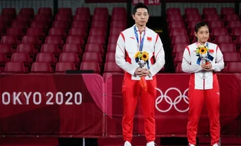 Para algunos internautas chinos, la medalla de plata de Xu Xin (izquierda) y Liu Shiwen en tenis de mesa no alcanzó.