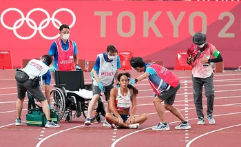 La atleta británica cayó lesionada en plena pista e intentaron ayudarla con una silla de ruedas