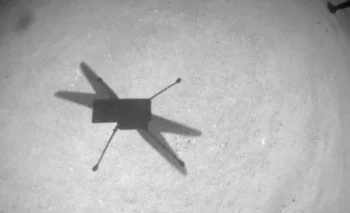 Sombra proyectada por el helicóptero Ingenuity