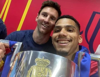 Araujo con Messi y la Copa del Rey, uno de los dos trofeos que ganó en Barcelona