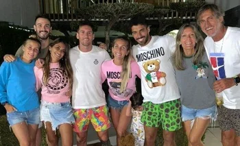 La foto de la familia de Luis Suárez acompañando a la familia de Lionel Messi en Barcelona