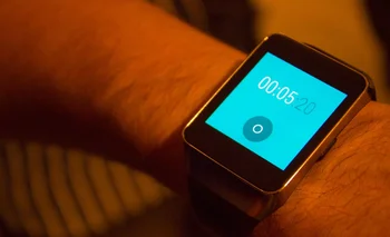 Los relojes y pulseras inteligentes cada vez están más presentes en la vida de los usuarios uruguayos.