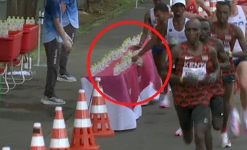 Morhad Amdouni en el momento en que tira las botellas en la maratón de los Juegos de Tokyo 2020