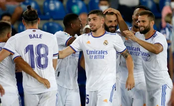 Federico Valverde festeja el segundo gol de Benzema para Real Madrid, el transitorio 3-0 ante Alavés, en el que él hizo la gran jugada