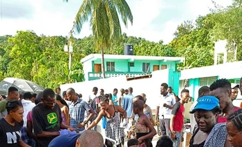 Miembros de una brigada cubana de médicos atiende a víctimas del sismo en Haití