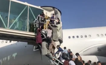 Ciudadanos intentan desesperados subirse a un avión en busca de dejar el país