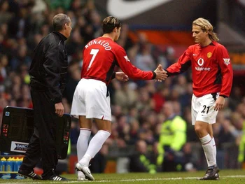 Diego Forlán y Cristiano Ronaldo en la época en la que coincidieron en Manchester United